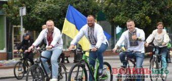У Луцьку відбувся святковий велопробіг у вишиванках до Дня міста