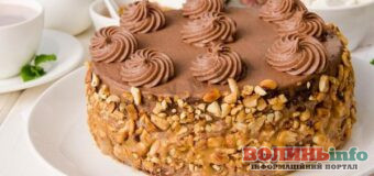 Як приготувати медовий торт «Снікерс» із заварним кремом