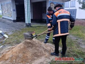 Погіршення погоди на Волині: дорожні служби готують піщано-соляні суміші
