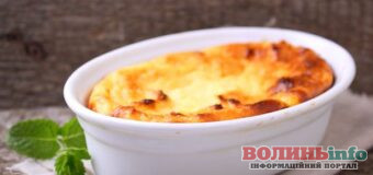 Пшоняний крупник із кисломолочним сиром та яблуками