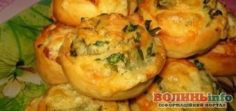 Сирні булочки з часником та зеленню: ароматна випічка до борщу або на переку