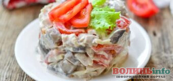 Салат з копченою куркою та печерицями: ситна страва для швидкого обіду