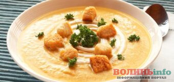 Веганський суп із запеченої петрушки та яблук: ароматна і проста страва