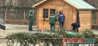 У Нововолинському парку готують атмосферне «Різдвяне містечко»