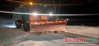 Заметіль у Луцьку: на вулицях міста безперервно працюють 12 одиниць спецтехніки