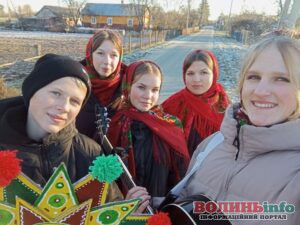 Школярі з Ворончинського ліцею зібрали понад 40 тисяч гривень для ЗСУ, колядуючи на Різдво