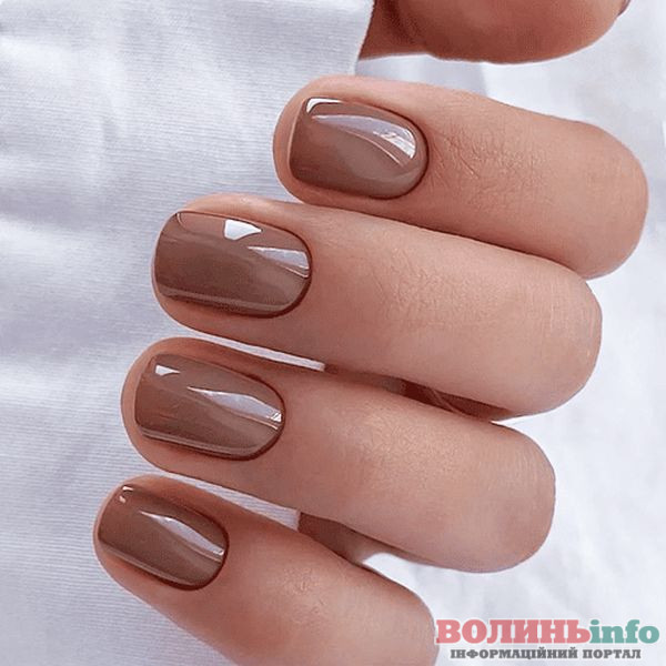 Зимовий манікюр 2025–2026: ніжні, блискучі й затишні ідеї сезону