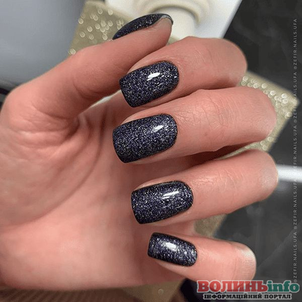 Зимовий манікюр 2025–2026: ніжні, блискучі й затишні ідеї сезону