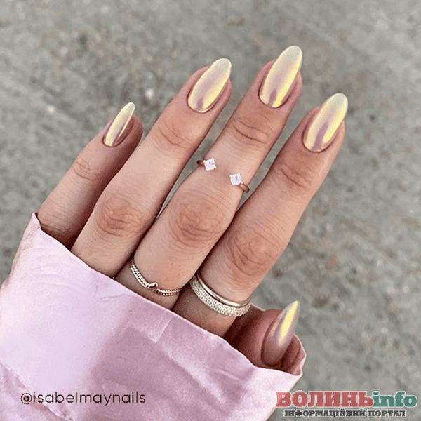 Зимовий манікюр 2025–2026: ніжні, блискучі й затишні ідеї сезону