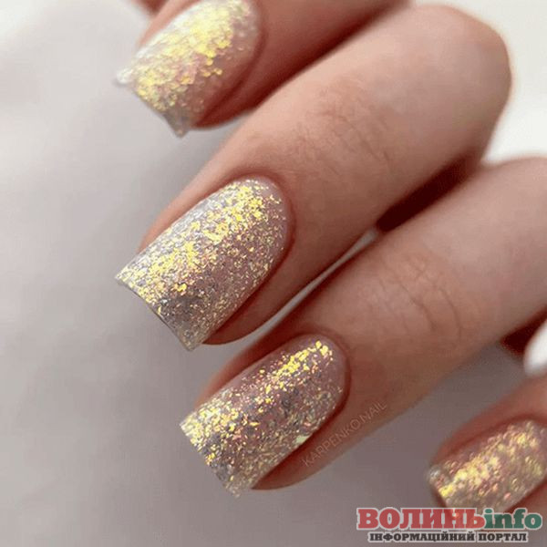 Зимовий манікюр 2025–2026: ніжні, блискучі й затишні ідеї сезону