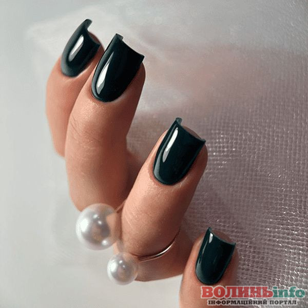 Зимовий манікюр 2025–2026: ніжні, блискучі й затишні ідеї сезону