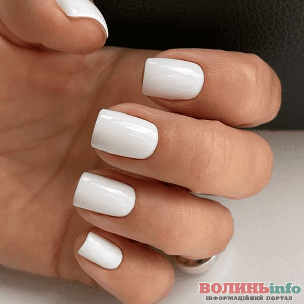 Зимовий манікюр 2025–2026: ніжні, блискучі й затишні ідеї сезону