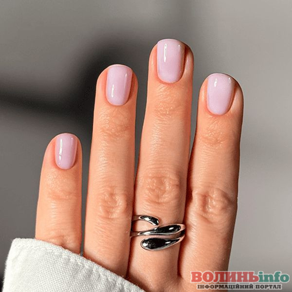 Зимовий манікюр 2025–2026: ніжні, блискучі й затишні ідеї сезону