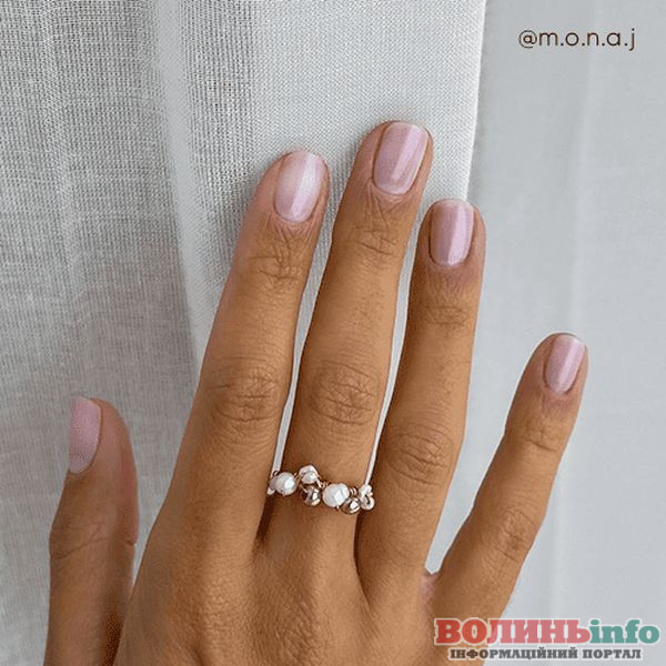 Зимовий манікюр 2025–2026: ніжні, блискучі й затишні ідеї сезону