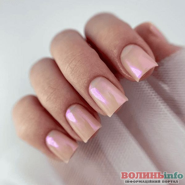 Зимовий манікюр 2025–2026: ніжні, блискучі й затишні ідеї сезону