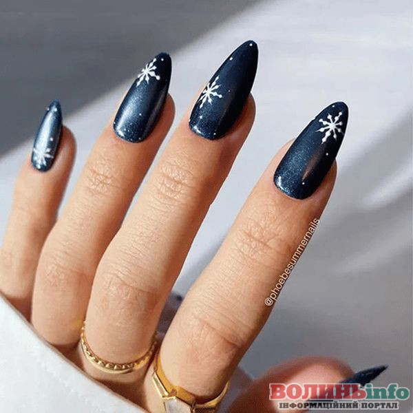 Зимовий манікюр 2025–2026: ніжні, блискучі й затишні ідеї сезону