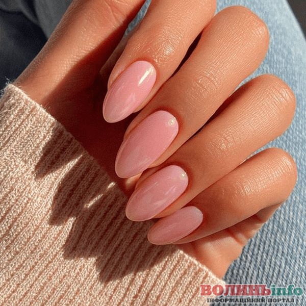 Зимовий манікюр 2025–2026: ніжні, блискучі й затишні ідеї сезону