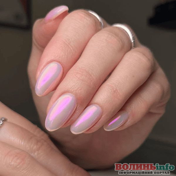 Зимовий манікюр 2025–2026: ніжні, блискучі й затишні ідеї сезону