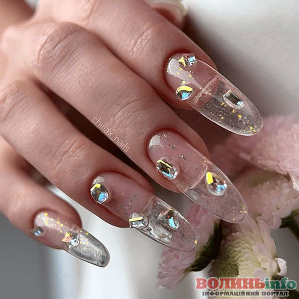 Зимовий манікюр 2025–2026: ніжні, блискучі й затишні ідеї сезону