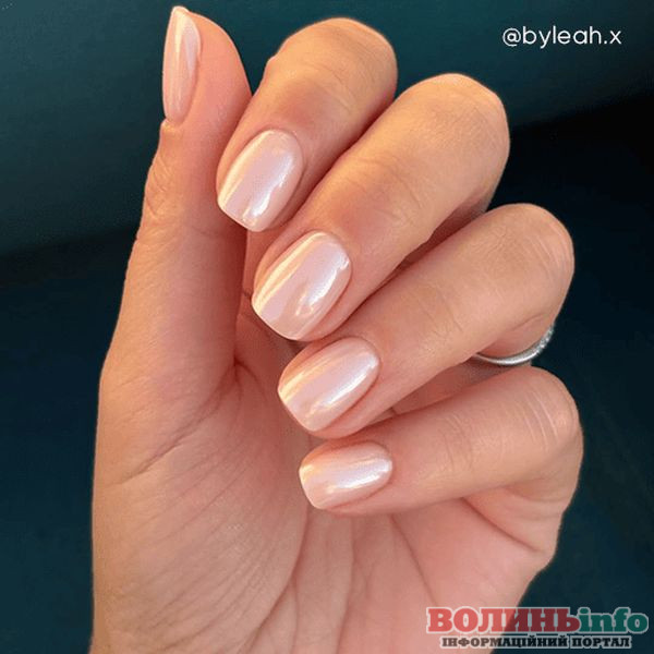 Зимовий манікюр 2025–2026: ніжні, блискучі й затишні ідеї сезону