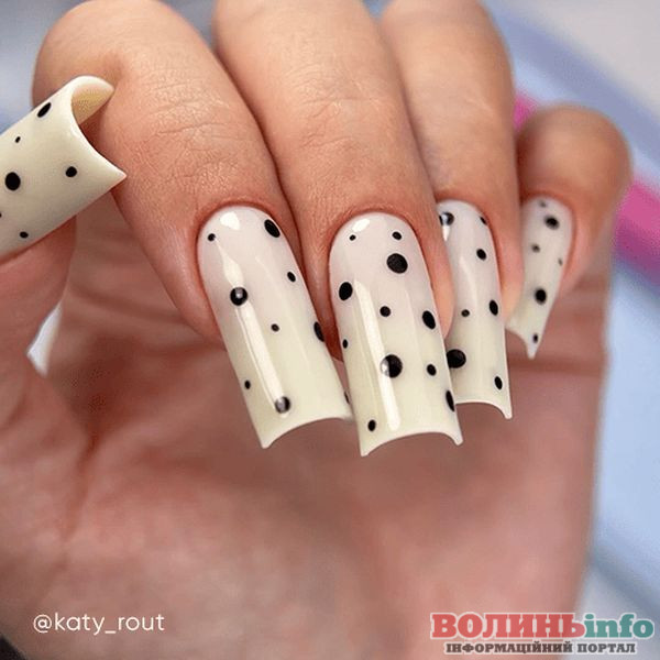 Зимовий манікюр 2025–2026: ніжні, блискучі й затишні ідеї сезону