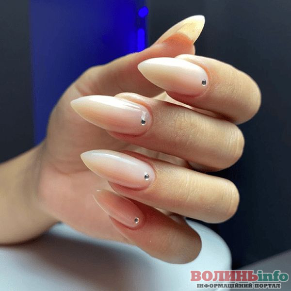 Зимовий манікюр 2025–2026: ніжні, блискучі й затишні ідеї сезону
