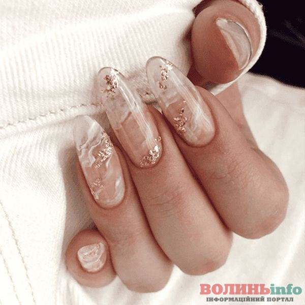 Зимовий манікюр 2025–2026: ніжні, блискучі й затишні ідеї сезону