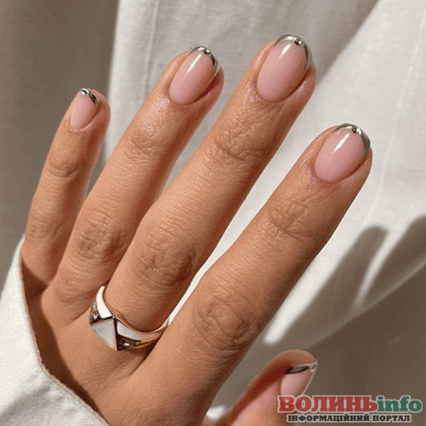 Зимовий манікюр 2025–2026: ніжні, блискучі й затишні ідеї сезону