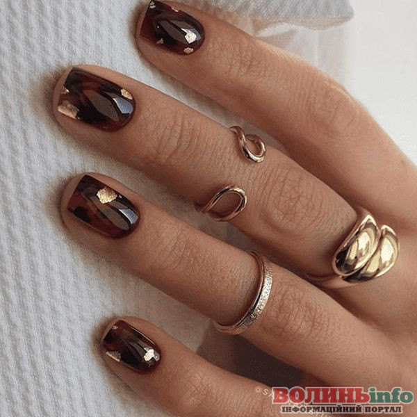 Зимовий манікюр 2025–2026: ніжні, блискучі й затишні ідеї сезону