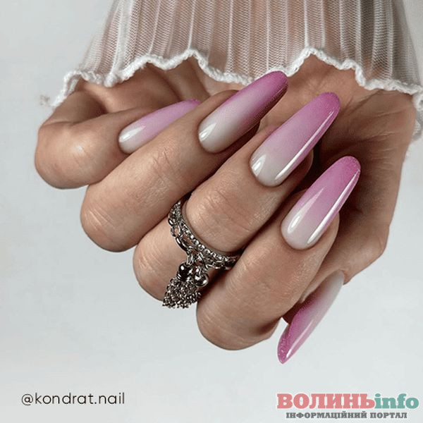 Зимовий манікюр 2025–2026: ніжні, блискучі й затишні ідеї сезону