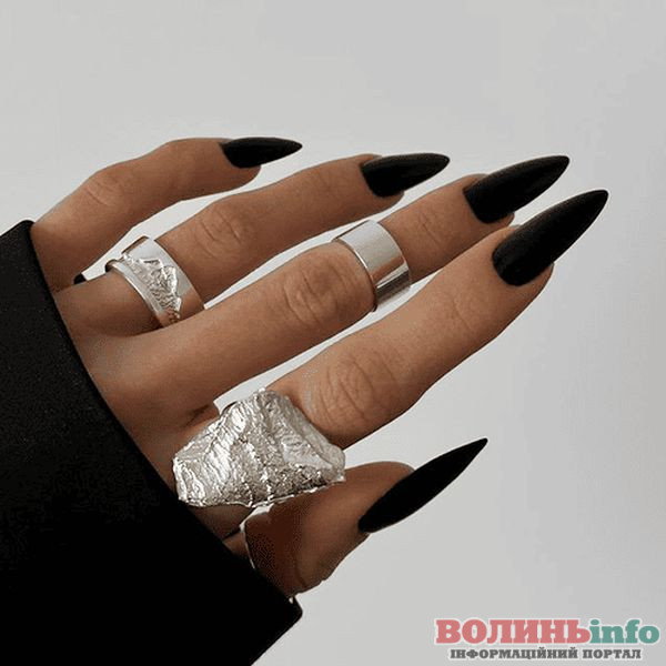 Зимовий манікюр 2025–2026: ніжні, блискучі й затишні ідеї сезону