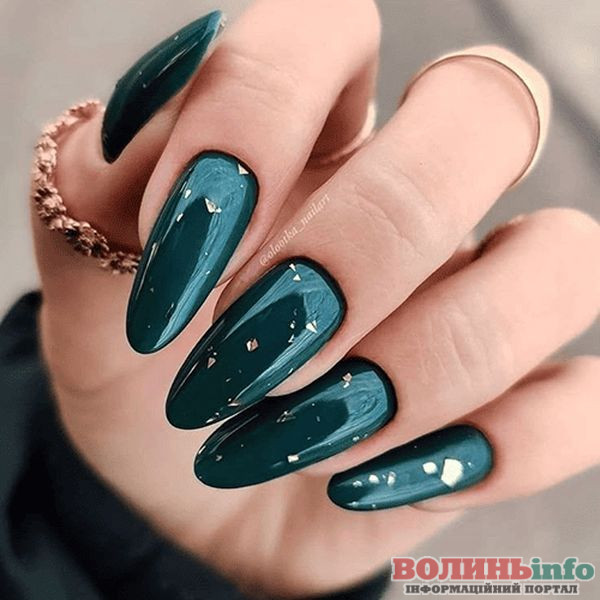 Зимовий манікюр 2025–2026: ніжні, блискучі й затишні ідеї сезону