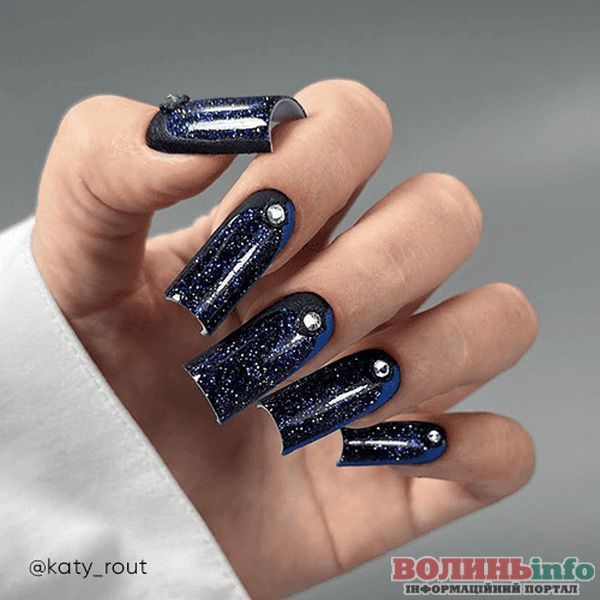 Зимовий манікюр 2025–2026: ніжні, блискучі й затишні ідеї сезону