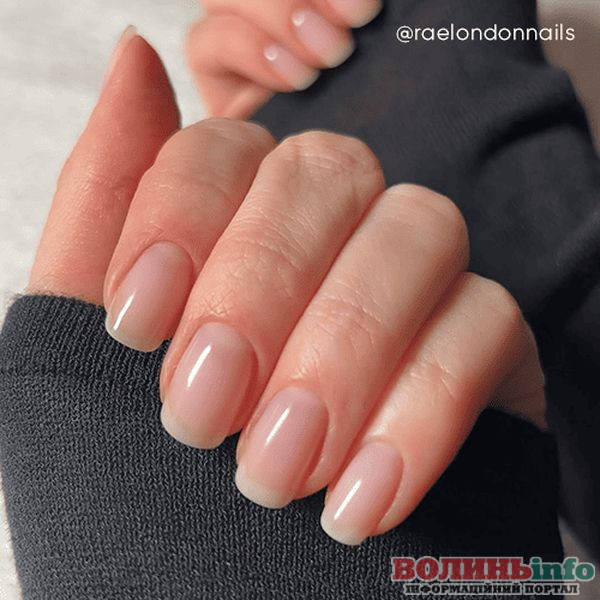 Зимовий манікюр 2025–2026: ніжні, блискучі й затишні ідеї сезону