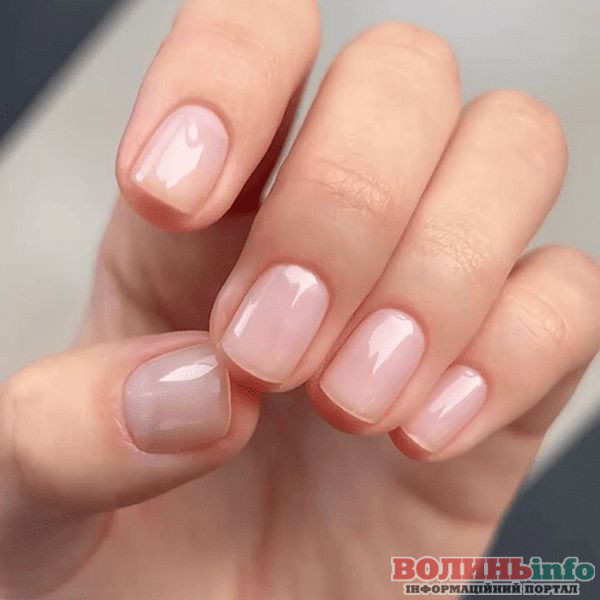 Зимовий манікюр 2025–2026: ніжні, блискучі й затишні ідеї сезону
