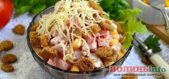 Салат «Хрустик» із шинкою та сухариками: швидка страва з апетитною хрумкістю