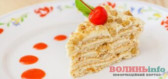 Домашній «Медовик» зі сметанним кремом: класичний рецепт без зайвих клопотів