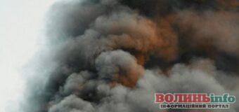 У Луцьку дрон-атака спричинила масштабну пожежу на складі з продуктами