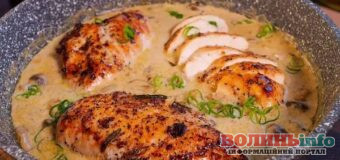 Соковите куряче філе в духовці з грибами та ніжним сирним соусом