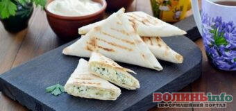 Рецепт дня: хрумка закуска з лаваша з сирною начинкою