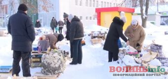 Попри морози до −15: волинські продавці щодня виходять торгувати на ринки