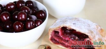 Вишневий штрудель із листкового тіста: простий домашній десерт