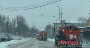 У Луцькій громаді дороги від снігу розчищають 16 одиниць техніки