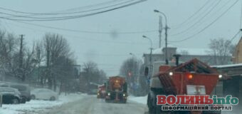 У Луцькій громаді дороги від снігу розчищають 16 одиниць техніки