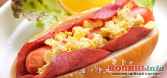 Забудьте про яєчню: як приготувати незвичайний сніданок із хот-догами та скремблом