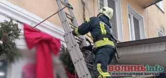 У Нововолинську рятувальники штурмували квартиру через вікно, щоб врятувати дитину