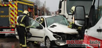 Поблизу Луцька легковик зіткнувся з вантажівкою: тіло загиблого водія деблокували рятувальники