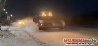 Сніг знову накрив Волинь: дорожники всю ніч розчищали траси