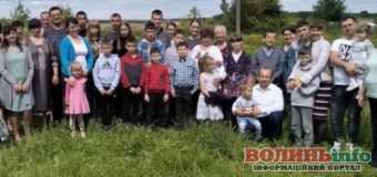 Бабуся з Волині щороку збирає під одним дахом понад 30 онуків