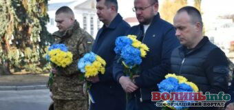 У Луцьку вшанували українських добровольців напередодні їхнього свята